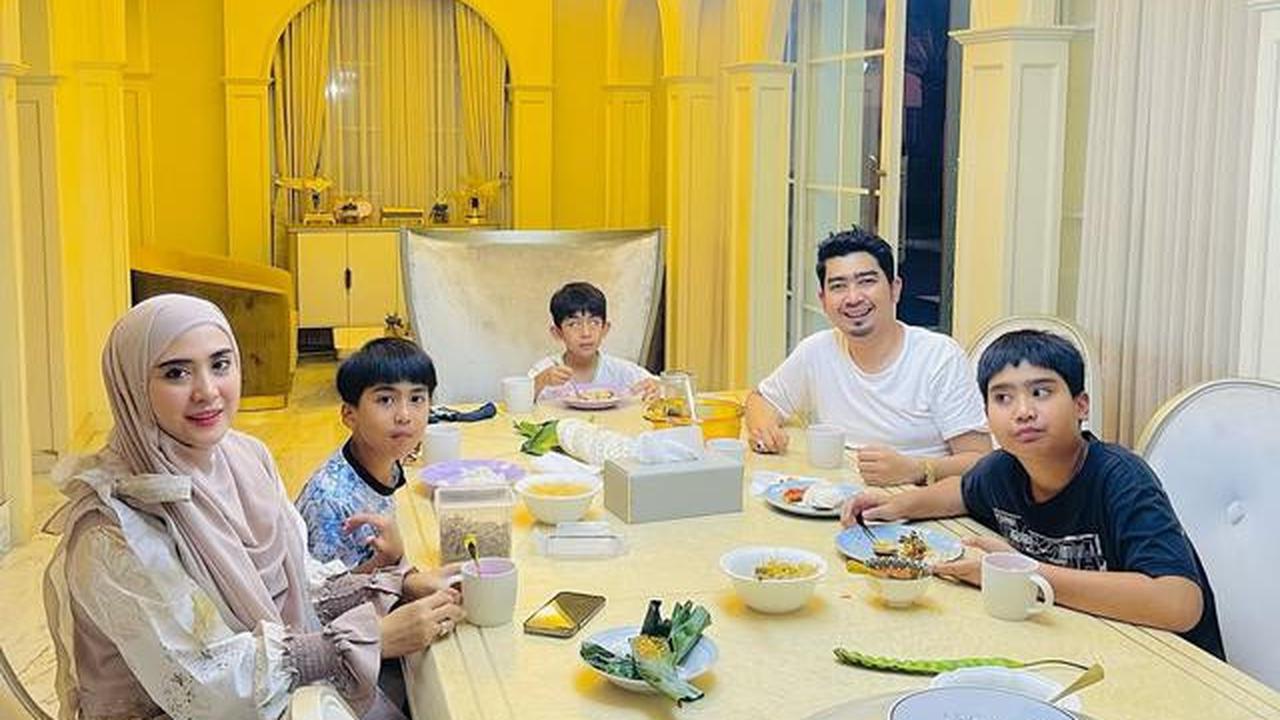 7 Potret Ruang Makan di Rumah Ustaz Solmed, Desainnya Mewah dan Cocok untuk Keluarga Modern