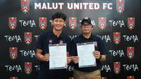 Yandi Sofyan (kiri) memamerkan surat kontraknya dengan Malut United, Selasa (11/6/2024). (Dok. Malut United)