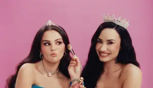 Delena Reuni untuk Rare Beauty, Tiara Mini Selena Gomez Karya Rinaldy A. Yunardi