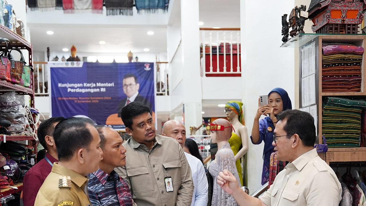 Mendag Meninjau UMKM Galeri Ulos Sianipar
