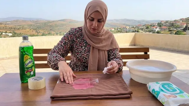 Ilustrasi Cara Menghilangkan Noda Makeup di Hijab/Gemini AI