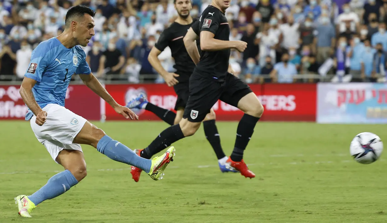 Penyerang Israel, Eran Zahavi juga mampu mencatatkan namanya di klasemen sementara pencetak gol terbanyak kualifikasi Piala Dunia zona Eropa 2022. Hingga pertandingan keenam, Zahavi mampu mengantongi enam gol dan satu asssist. (Foto: AFP/Jack Guez)