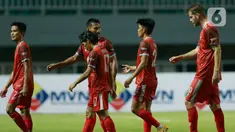 Sejumlah pemain PSM Makassar berjalan keluar lapangan usai bertanding melawan Arema FC pada pertandingan BRI Liga 1 2021 di Stadion Pakansari, Bogor, Minggu (5/9/2021). PSM Makassar bermain imbang atas Arema FC 1-1. (Bola.com/M Iqbal Ichsan)