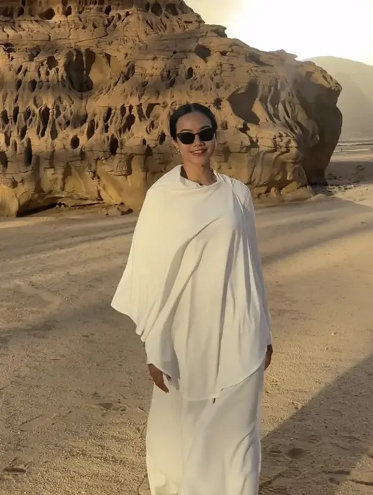 Yura juga menambahkan kacamata untuk aksesori penambah gaya.