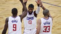 Paul George (tengah) bermain baik ketika Los Angeles Clippers mengalahkan Cleveland Cavaliers pada laga lanjutan NBA 2020/2021, Kamis (04/02/2021) pagi WIB. (Douglas P. DeFelice / GETTY IMAGES NORTH AMERICA / Getty Images via AFP)