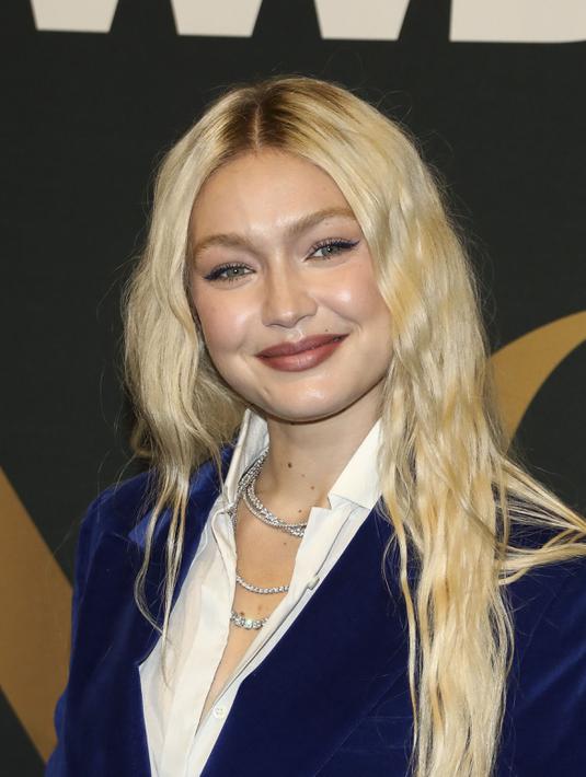 Model Gigi Hadid berpose saat menghadiri WWD Honors Awards yang diselenggarakan oleh Women's Wear Daily di Cipriani South Street  di New York, pada Selasa, 25 Oktober 2022. Ia memadukan busananya dengan sepatu hak putih berujung runcing. (Photo by Andy Kropa/Invision/AP)