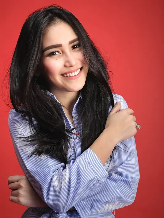 "Kesulitan sih pasti ada, grogi ada, takut ada karena film pertama. Tapi untung banyak teman-teman yang support saya juga," kata Ayu Ting Ting. (Bambang E Ros/Bintang.com)