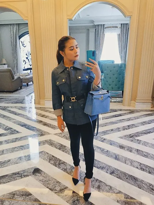 "Semoga kita semua bisa melangkah ke 2021 dengan pribadi yang lebih baik dan lebih siap menghadapi rintangan yang pasti akan ada. Selamat tahun baru semua! Terima kasih untuk segala cinta yang kalian berikan kepadaku ditahun ini," pungkas Prilly Latuconsina. (Instagram/prillylatuconsina96)