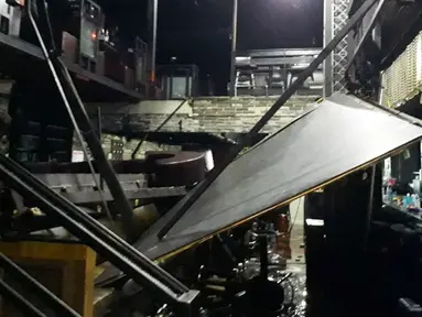 Sebuah balkon runtuh di sebuah klub malam  di kota Gwanju, Korea Selatan (27/7/2019). Dilaporkan kejadian tersebut menyebabkan dua orang tewas dan 10 lainnya cedera, termasuk sejumlah atlet polo air yang akan mengikuti Kejuaraan Renang Dunia. (AFP Photo/Yonhap)