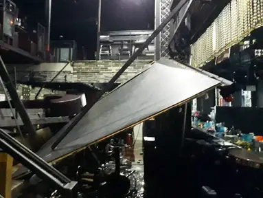 Sebuah balkon runtuh di sebuah klub malam  di kota Gwanju, Korea Selatan (27/7/2019). Dilaporkan kejadian tersebut menyebabkan dua orang tewas dan 10 lainnya cedera, termasuk sejumlah atlet polo air yang akan mengikuti Kejuaraan Renang Dunia. (AFP Photo/Yonhap)