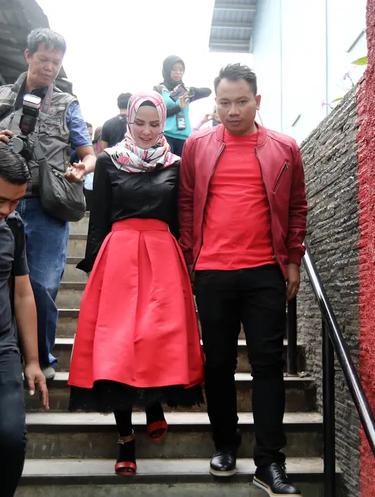 "Karena saya mualaf kan, saya mempelajari bagaimana hidup muslimah dan ajaran islam yang Insya Allah melekat kepada saya," tambahnya. (Nurwahyunan/Bintang.com)