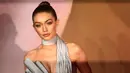 Penampilan supermodel Gigi Hadid saat berpose di karpet merah acara Fashion Awards 2016 di London, Senin (5/12). Pacar Zayn Malik ini tampil mengesankan dengan jumpsuit simetris warna silver yang futuristik. (REUTERS/Neil Hall)