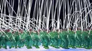 Para penari tampil saat upacara pembukaan Olimpiade Musim Dingin 2022 di Stadion Olimpiade, Beijing, China, Jumat (4/2/2022. (AP Photo/Jae C.Hong)