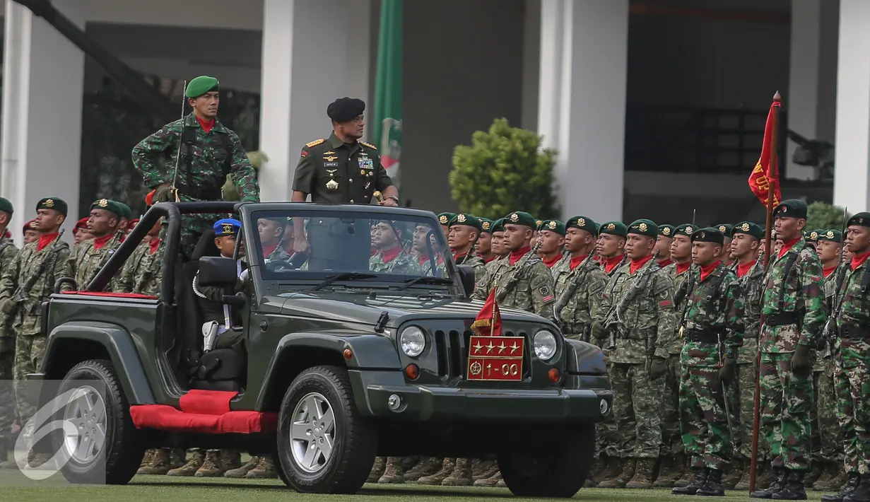 Panglima TNI Jenderal Gatot Nurmantyo memantau barisan jelang pelaksanaan serah terima jabatan Kepala Staf TNI AD di Markas Besar Angkatan Darat, Jakarta, Rabu (15/7/2015). (Liputan6.com/Faizal Fanani)