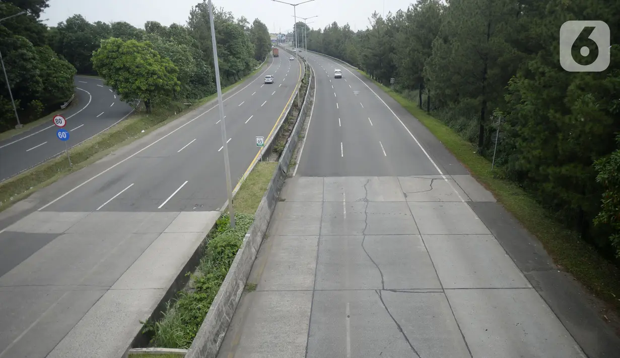Kendaraan melintasi Jalan Tol BSD-Jakarta yang terlihat lengang di Bintaro, Tangerang Selatan, Rabu (22/4/2020). Sejak pemberlakuan PSBB untuk memutus penularan COVID-19 di wilayah Jakarta dan sekitarnya, aktivitas kendaraan menurun hingga 35 persen. (merdeka.com/Dwi Narwoko)