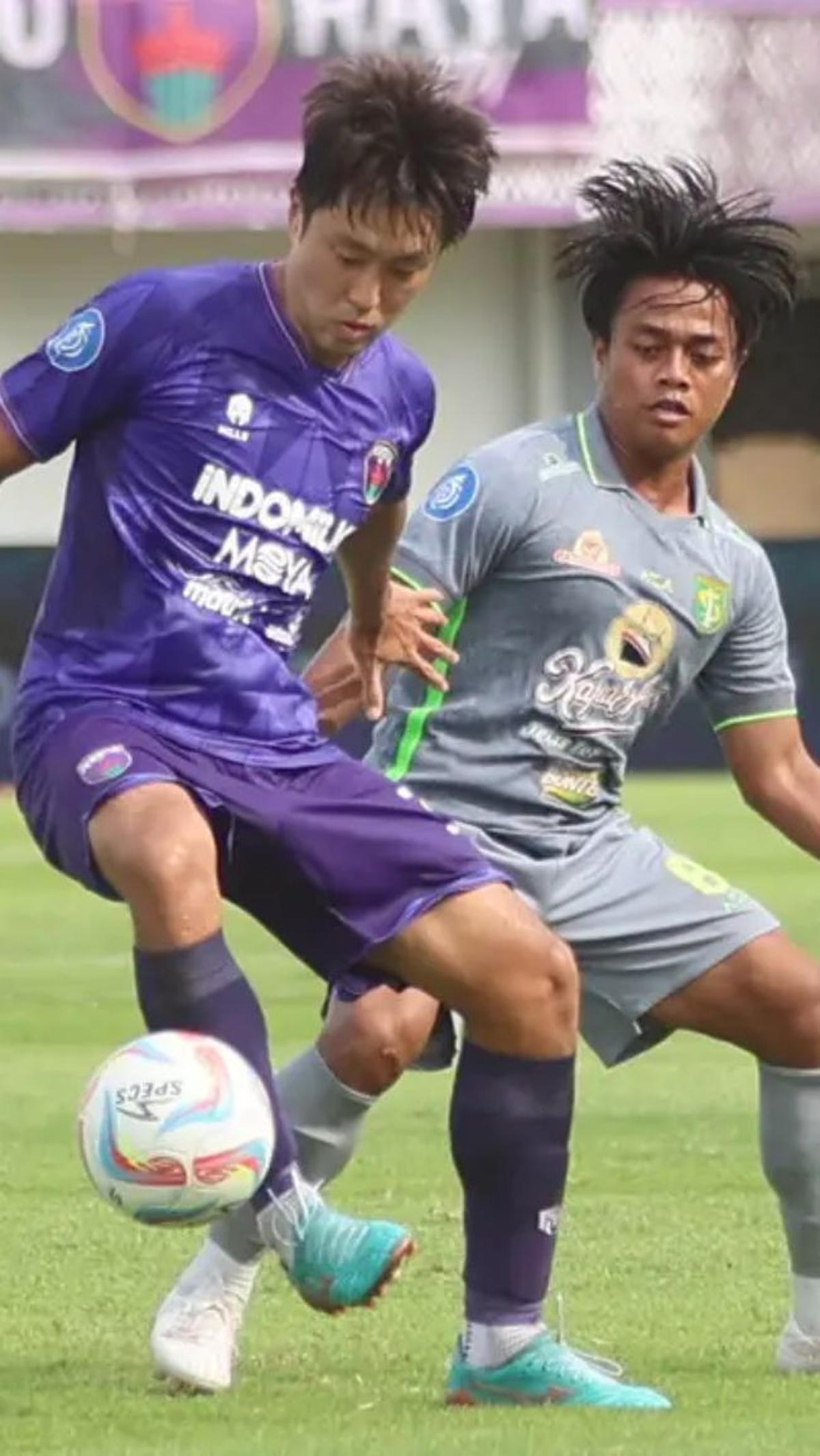 Di laga ini Persita berhasil mencuri gol terlebih dahulu lewat gol bunuh diri Paulo Henrique pada akhir babak pertama. Bola.com/M Iqbal Ichsan