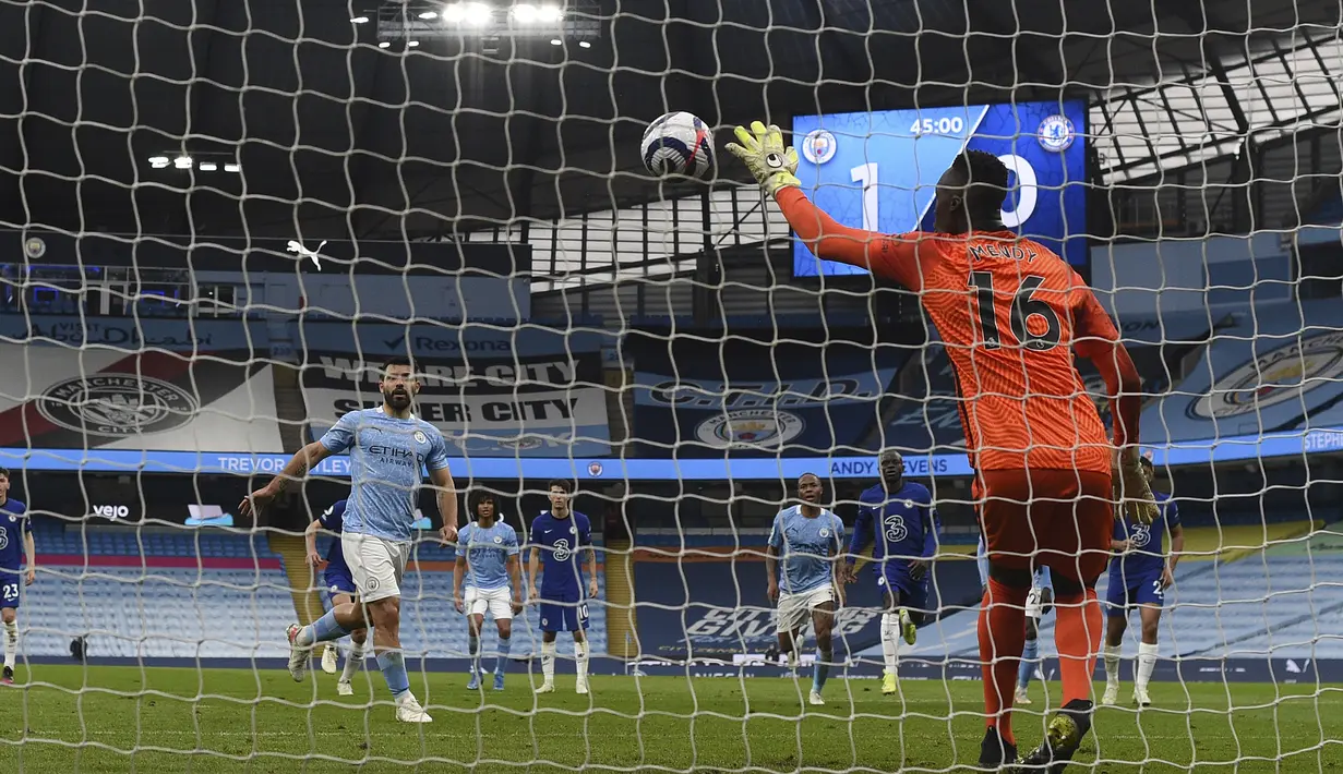 Kiper Chelsea, Edouard Mendy menepis bola tendangan penalti striker Manchester City, Sergio Aguero pada pertandingan lanjutan Liga Inggris di Stadion Etihad di Manchester, Sabtu (8/5/2021). Manchester City telah mengumpulkan 80 poin dari 35 pertandingan. (Shaun Botterill /Pool via AP)