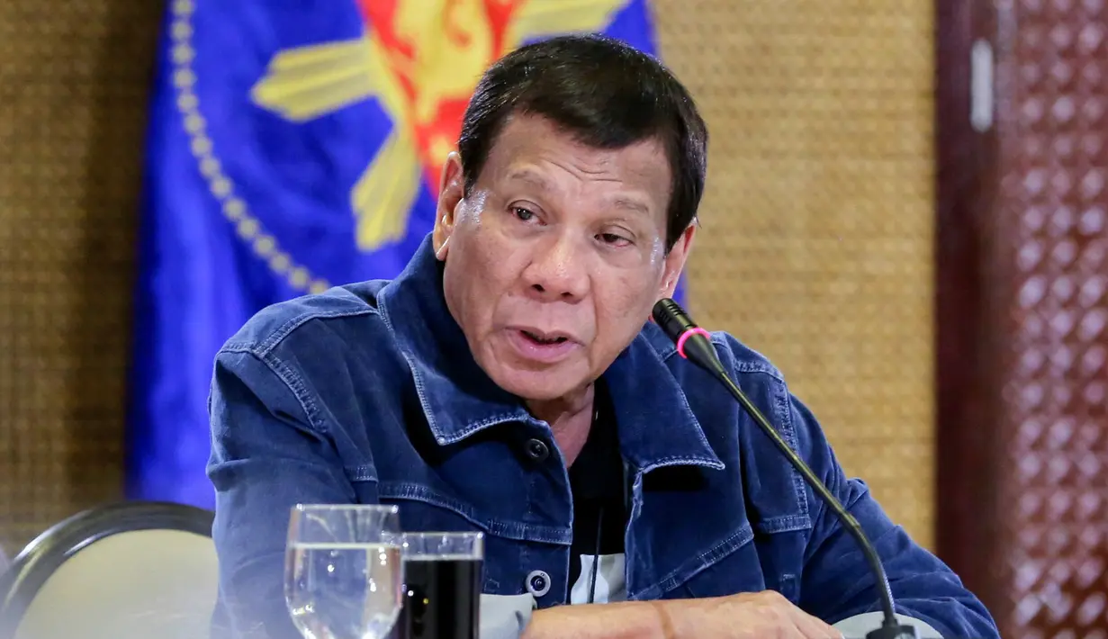 Presiden Filipina Rodrigo Duterte menyampaikan pidato di Istana Presiden Malacanang, Manila, Kamis (12/3/2020). Penyebaran virus corona COVID-19 di Filipina telah mencapai 52 kasus, dua meninggal. (Richard Madelo/Malacanang Presidential Photographers Division via AP)