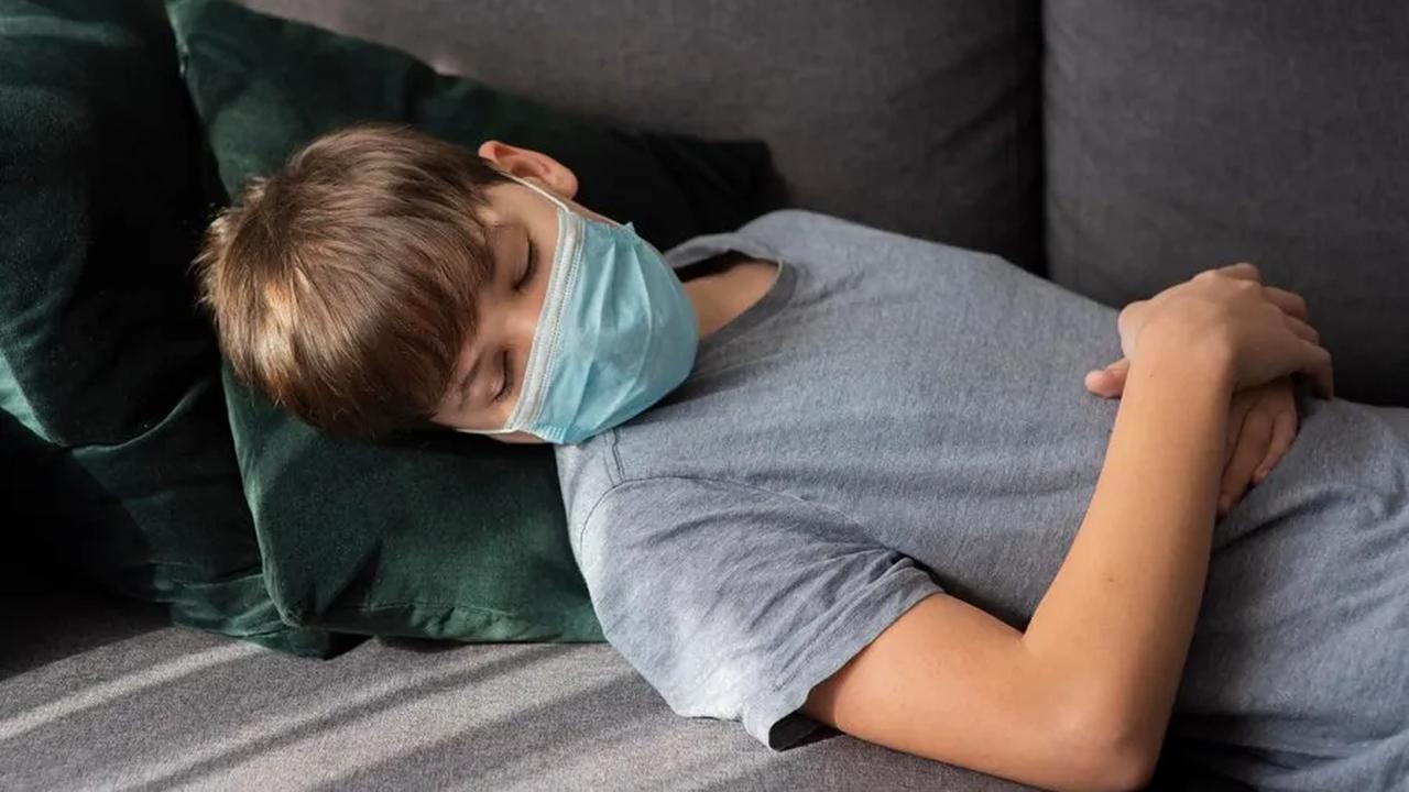 Penyebab pneumonia pada anak dapat bervariasi, termasuk infeksi virus seperti influenza, Mycoplasma pneumoniae, RSV, dan Coronavirus 2 (SARS-CoV-2).