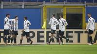 Penyerang Juventus, Federico Chiesa (kedua kiri) berselebrasi dengan rekan-rekannya usai mencetak gol ke gawang AC Milan pada lanjutan Liga Serie A Italia melawan AC Milan di stadion San Siro, Rabu (7/1/2021). Chiesa mencetak dua gol dipertandingan ini. (AP Photo/Antonio Calanni)