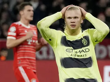 Ekspresi pemain Manchester City, Erling Haaland, setelah gagal mencetak gol penalti ke gawang Bayern Munchen pada babak perempat final leg kedua Liga Champions di Allianz Arena, Kamis (20/4/2023). (AFP Chistof Stache)