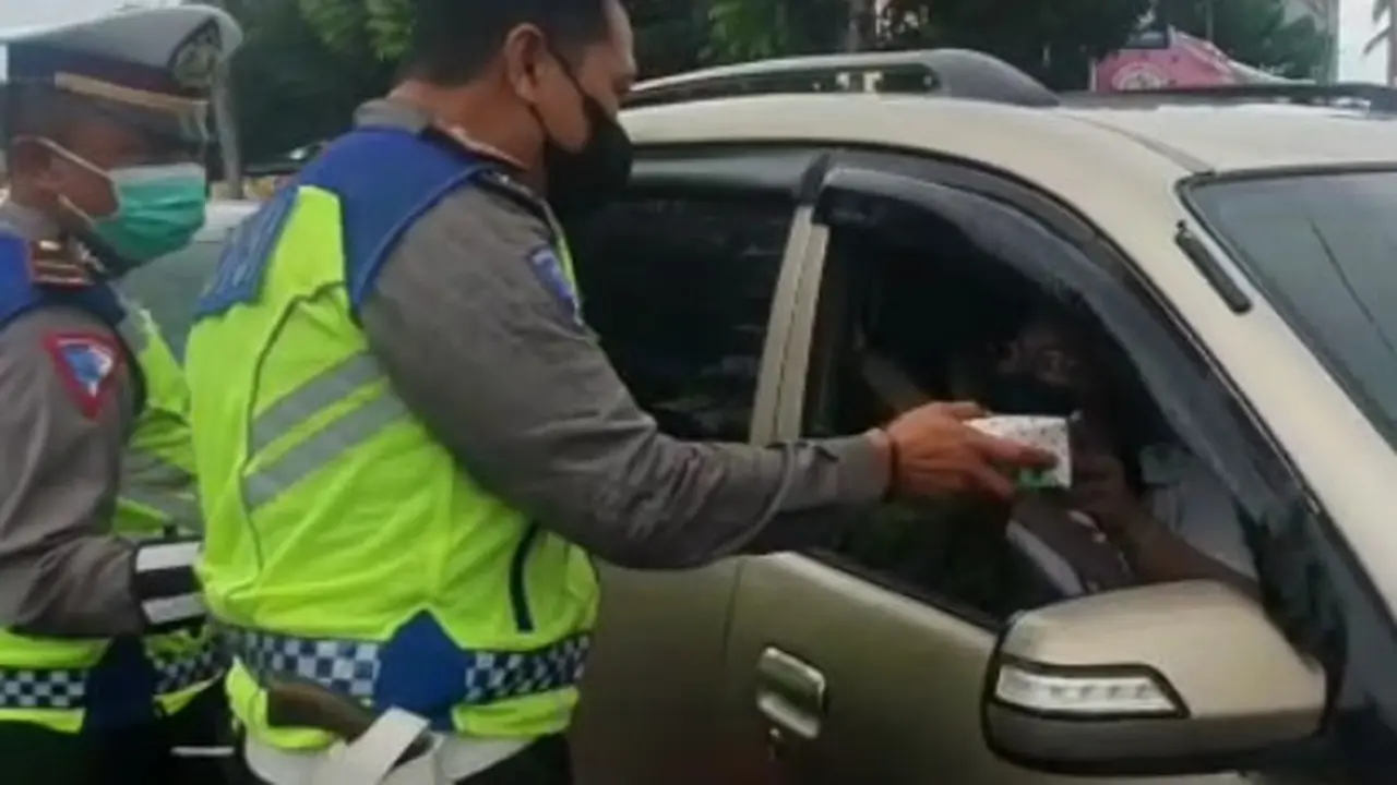 Kegiatan tersebut digelar di depan Mako Polres Bitung, Selasa (13/4/2021), dipimpin Kasat Lantas Polres Bitung AKP Awaludin Puhi.