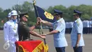 Panglima TNI Jenderal Gatot Nurmantyo (kanan) menyerahkan pataka TNI AU ke Marsekal TNI Hadi Tjahjanto di Lanud Halim Perdanakusuma, Jakarta, Jumat (20/1). Marsekal TNI Hadi Tjahjanto menggantikan Agus Supriatna‎ sebagai KSAU. (Liputan6.com/Helmi Afandi)