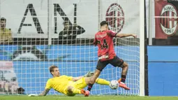 Pemain AC Milan, Tijjani Reijnders, berusaha mencetak gol ke gawang Lazio pada giornata ketujuh Serie A 2023/2024 di Stadion San Siro, Mingggu (1/10/2023). AC Milan menang dengan skor 2-0. (AP Photo/Luca Bruno)