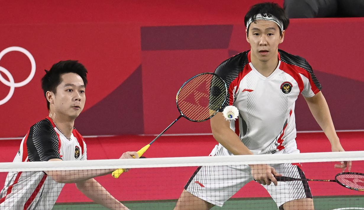 Pada gim pertama, pasangan Marcus/Kevin mampu tampil dominan. Hasilnya pada interval gim pertama mereka dapat unggul dengan angka 11-7. Marcus/Kevin terus tunjukkan konsistensi permainan dan mengakhiri gim pertama dengan skor 21-13. (Foto: AFP/Alexander Nemenov)