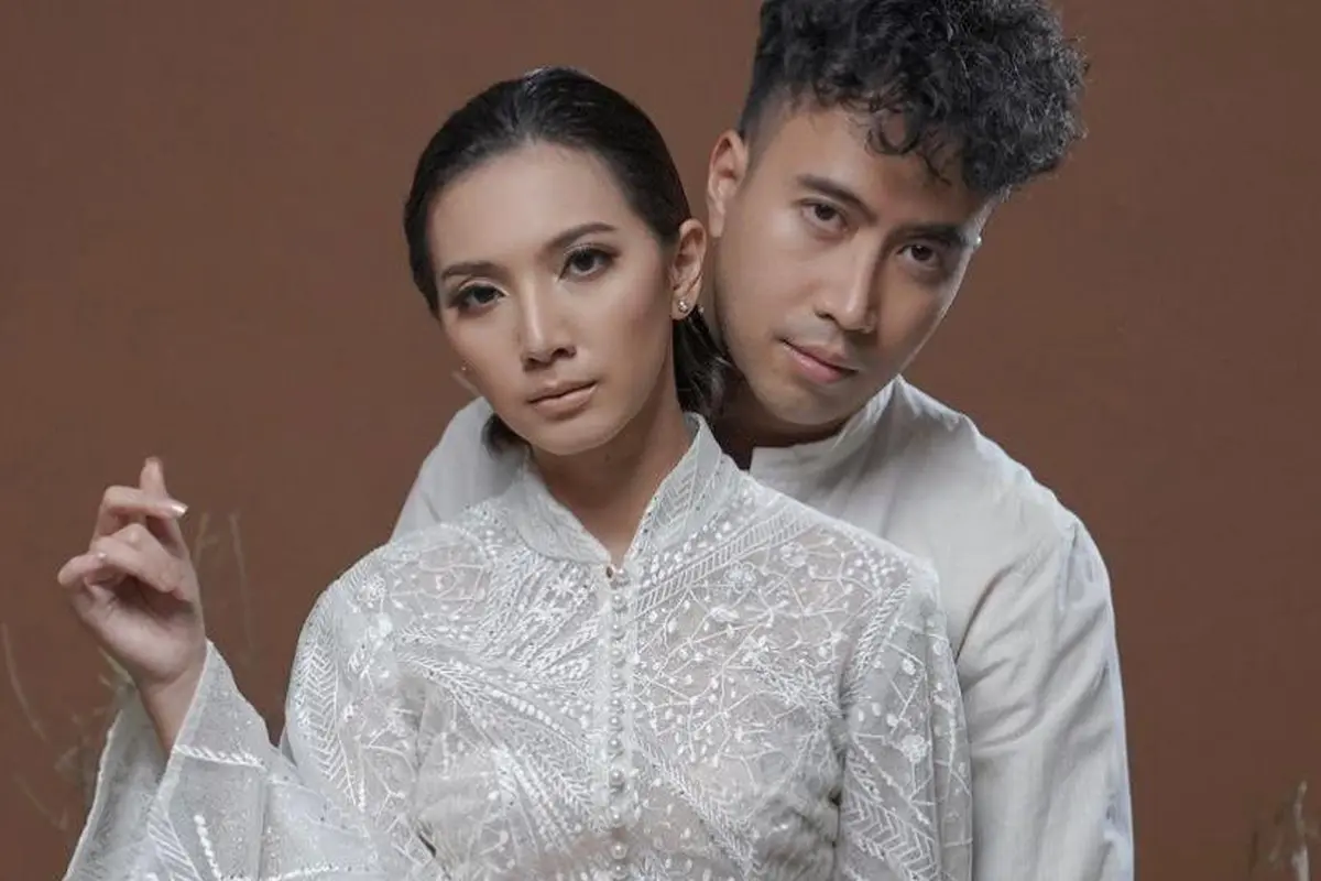 11 Gaya Sheila Dara dan Vidi Aldiano di Pemotretan Prewedding Terbaru, Kompak Berbusana Serba Putih