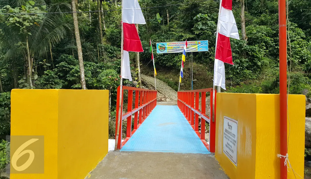 Jembatan Asa SCTV ke-9 di Desa Gunung Luhur Kecamatan, Cilongok, Kabupaten Banyumas, Jawa Tengah, Minggu (3/4/2016). Peresmian dilakukan pada Minggu 3 April 2016 oleh GM Planning Schedulling and Research Development SCTV, Doni Arianto. (Liputan6.com)
