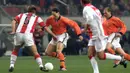 Marco van Basten (kiri kedua) dikenal karena rekor mencetak golnya yang sensasional. Peraih Ballon d'Or tiga kali tersebut telah mencetak 51 gol dari 55 percobaan menendang penalti. Hal tersebut memeberinya tingkat keberhasilan 94,4% saat menjadi algojo 12 pas. (AFP/Cor Mulder)