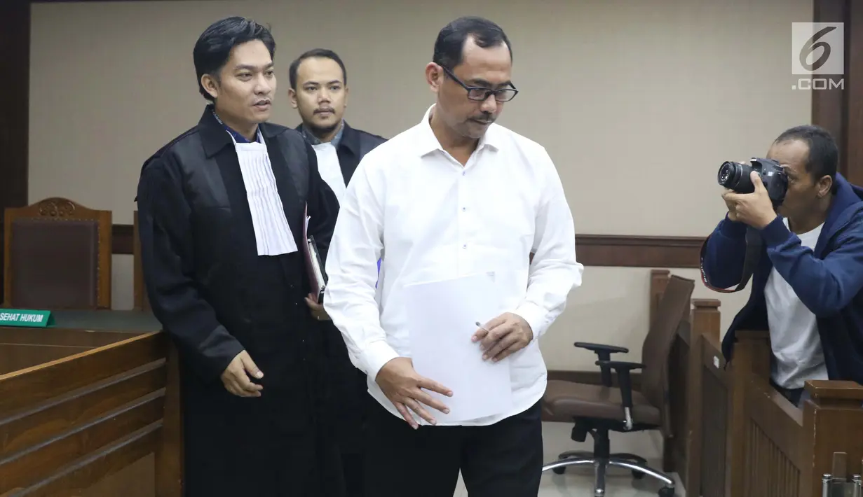 Kepala Kanwil Kemenag Jawa Timur, Haris Hasanuddin yang juga tersangka dugaan pemberian suap kepada anggota DPR Romahurmuziy (kanan) usai menjalani sidang pembacaan dakwaan di Pengadilan Tipikor, Jakarta, Rabu (29/5). (Liputan6.com/Helmi Fithriansyah)