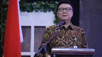 Menteri Dalam Negeri Tjahjo Kumolo menyampaikan dua substansi besar acara Penutupan Rapat Koordinasi Program Pengembangan Sumber Daya Manusia (SDM) bagi Kepala Badan Pengembangan Sumber Daya Manusia (BPSDM) Se- Indonesia.