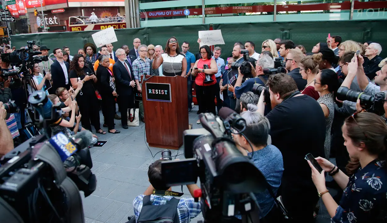 Pengacara Kota New York Letitia James berorasi saat demontrasi mengecam Donald Trump terkait larangan transgender masuk militer AS di Times Square, Rabu (26/7). Keputusan kontroversial itu dipublikasikan Trump di akun Twitternya. (AP/Frank Franklin II)