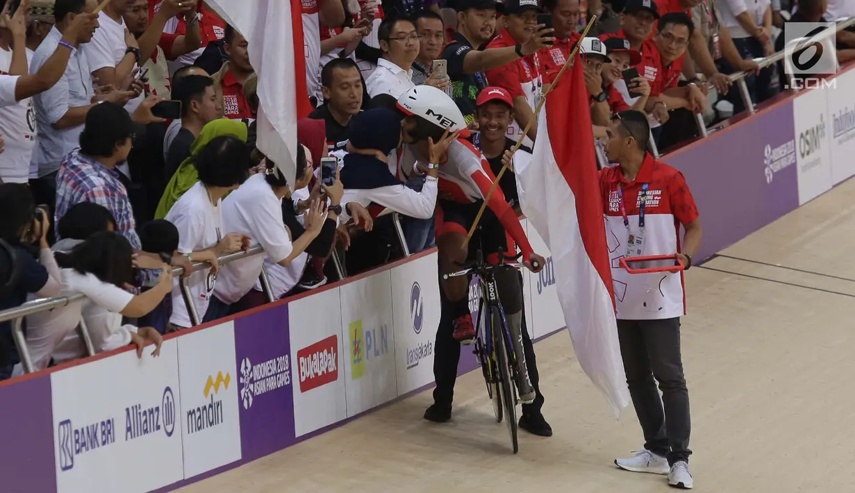 Pebalap sepeda Indonesia, M. Fadli Imammuddin  berselebrasi setelah berhasil juara nomor 4000 meter individual pursuit C4, Jakarta Timur, Jumat (12/10). M. Fadli meraih mendali emas  dengan catatan waktu 5 menit 3.605 detik. (Merdeka.com/Imam Buhori)
