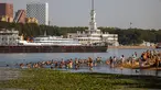 Orang-orang mendinginkan diri di Sungai Moskva pada musim panas di Moskow, Rusia, Selasa (13/7/2021). Layanan meteorologi Rusia mengatakan negara itu dapat melihat rekor musim panas terpanas, didorong oleh perubahan iklim, usai gelombang panas yang memecahkan rekor pada Juni. (DIMITAR DILKOFF/AFP)