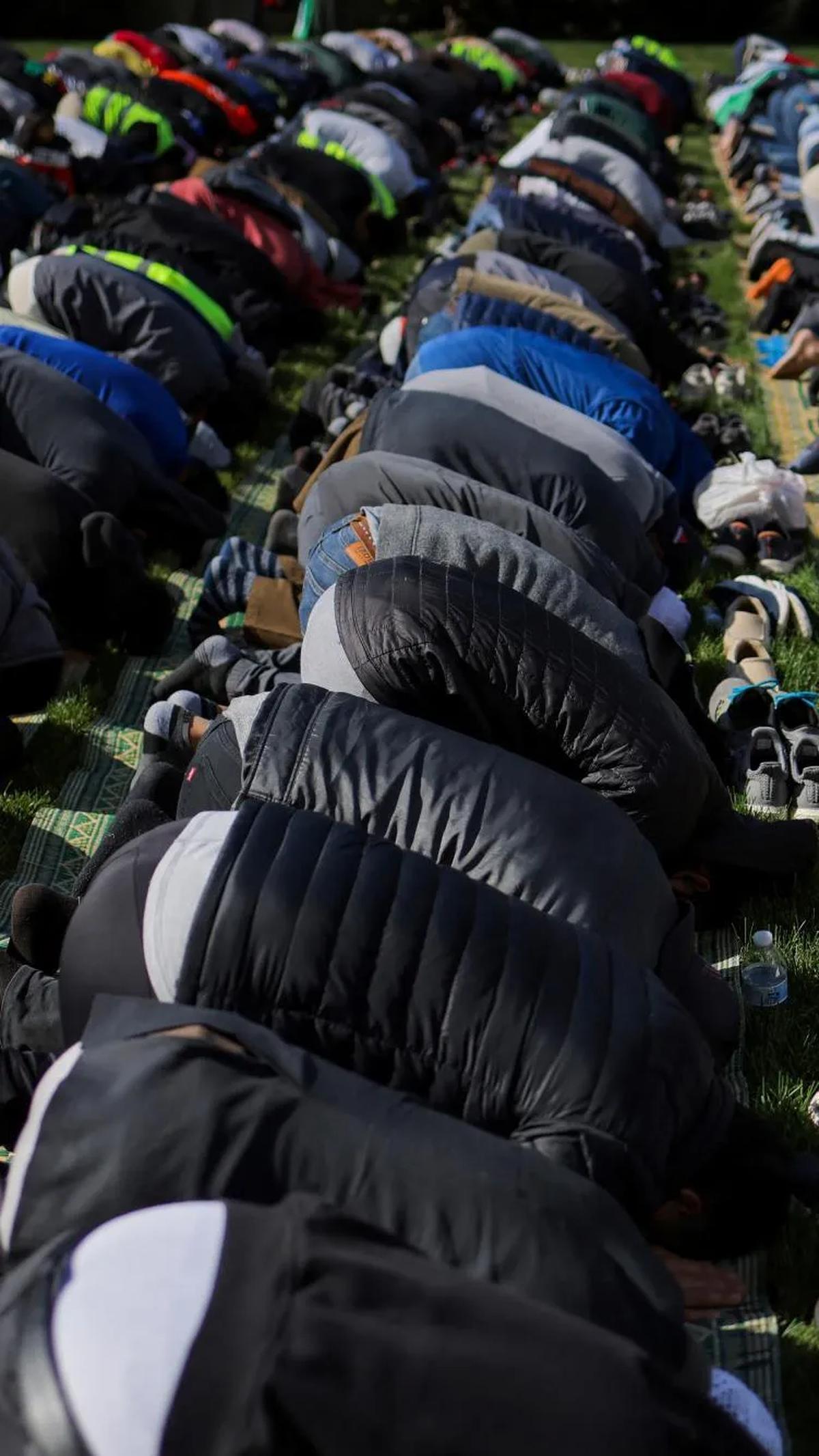 Warga muslim di New York melakukan sujud saat melaksanakan salat berjemaah untuk mendukung warga Palestina di tengah gempuran serangan udara Israel di Jalur Gaza.