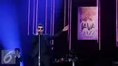 Penyanyi Robin Thicke saat tampil dalam acara Java Jazz Festival 2016 di JIExpo, Jakarta, Jumat (4/3). Sebanyak 100 pertunjukkan musik ditampilkan dalam Java Jazz Festival 2016. (Liputan6.com/Angga Yuniar)