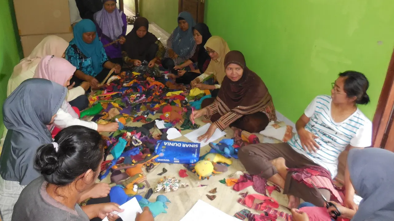 Lewat Tenun, Bisnis Ini Juga Berdayakan Para Perempuan