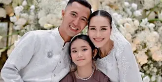 Ayu Ting Ting mengejutkan netizen dengan kabar pertunangannya dengan anggota TNI, Muhammad Fardhana. Penampilan Ayu Ting Ting di hari bahagianya tersebut menjadi sorotan. [Foto: Instagram/mom_ayting92_]