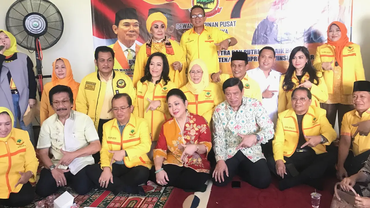 Pejabat dan kader Partai Berkarya foto bersama setelah perayaan ulang tahun, Minggu (15/7/2018)