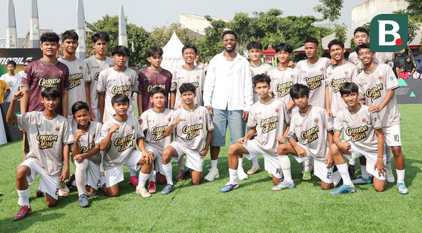 Legenda Liverpool, Daniel Sturridge melakukan coaching clinic eksklusif bersama komunitas sepak bola lokal yang diadakan oleh program Second Chance di Plaza dan Stadion Patriot Candrabhaga, Kota Bekasi, Minggu (29/3/2026) pagi. (Bola.com/Abdul Aziz)