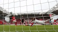 Pemain RB Leipzig, Timo Werner, mencetak gol ke gawang Mainz 05 di Mainz, Minggu (24/5/2020). RB Leipzig menang dengan skor 5-0 atas Mainz 05. (AP/Kai Pfaffenbach)