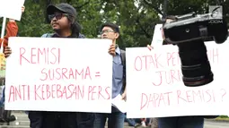 Sejumlah pewarta dari berbagai organisasi berunjuk rasa di Taman Pandang depan Istana Negara, Jakarta, Jumat (25/1). Mereka meminta Presiden Jokowi segera mencabut remisi yang diberikan kepada I Nyoman Susrama. (Liputan6.com/Helmi Fithriansyah)