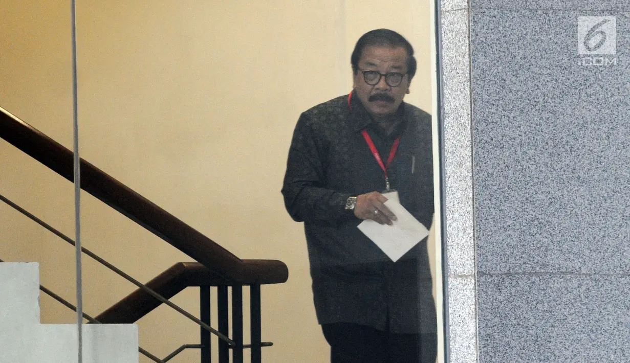 Mantan Gubernur Jawa Timur Soekarwo saat akan menjalani pemeriksaan di Gedung KPK, Jakarta, Rabu (28/8/2019). Sebelumnya, Soekarwo sempat mangkir dari panggilan penyidik pada Rabu 21 Agustus 2019 lalu. (merdeka.com/Dwi Narwoko)