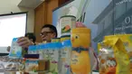 Sejumlah produk illegal diperlihatkan Badan POM saat konferensi pers di Jakarta, Kamis (18/6/2015). Badan POM berhasil menggerebek sebuah gudang pangan olahan impor ilegal senilai Rp500 Juta di kawasan Pantai Kapuk. (Liputan6.com/Herman Zakharia)