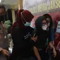 Mantan artis cilik, Ratna Fairuz Albar atau Iyut Bing Slamet dihadirkan dalam kasus dugaan penyalahgunaan narkoba di Mapolres Jakarta Selatan, Sabtu (5/12/2020). Polisi menangkap Iyut Bing Slamet pada Kamis, 3 Desember 2020 malam di rumahnya di kawasan Johar. (Liputan6.com/Herman Zakharia)