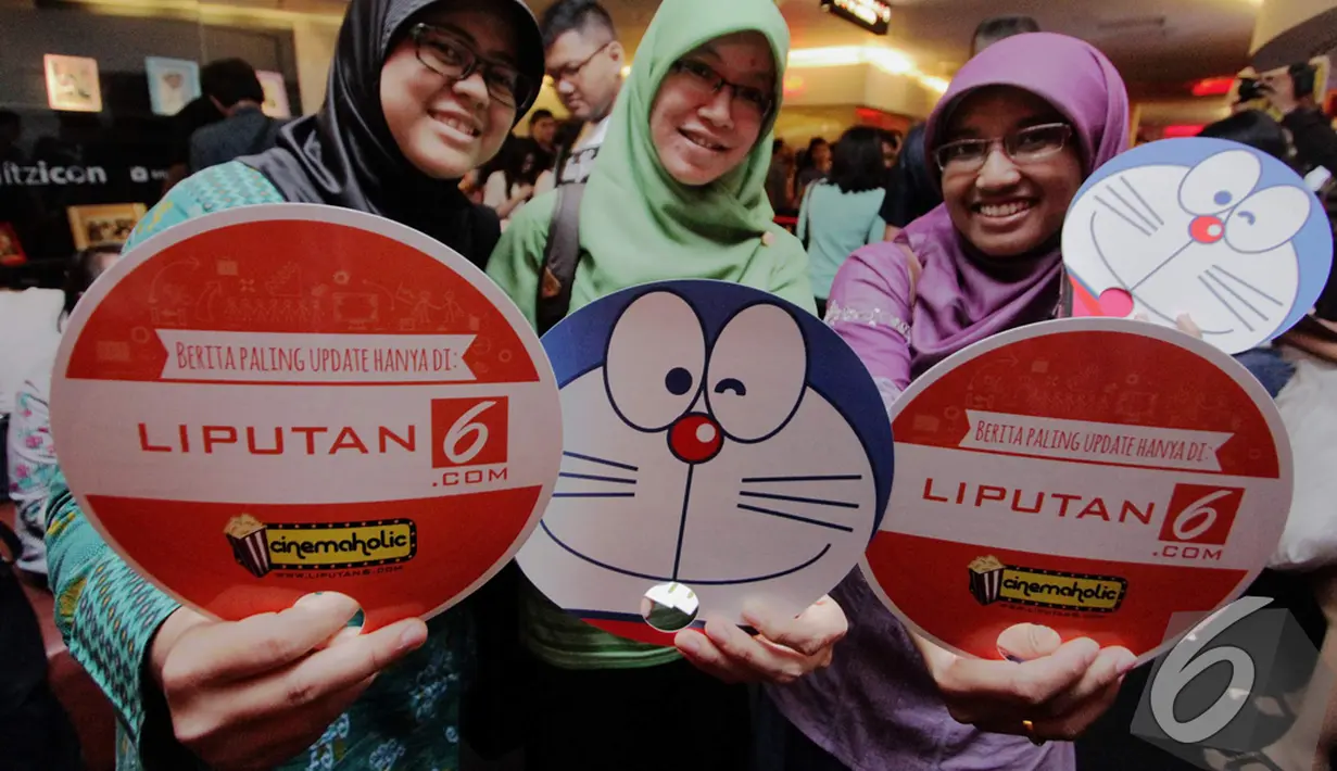 Dua orang bocah bergaya di Photo Both yang telah dipersipakan pihak panitia, Blitz Megaplex, Jakarta (13/12/2014). (Liputan6.com/Faizal Fanani)