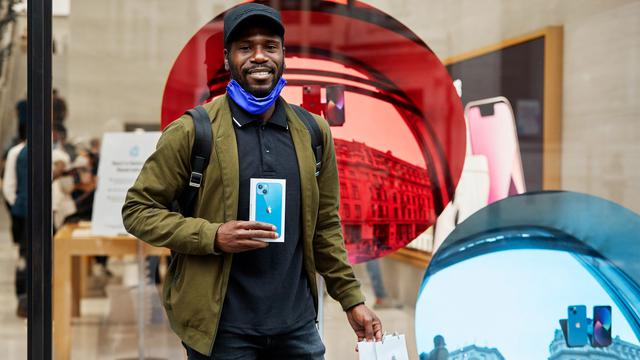 Penjualan perdana iPhone 13